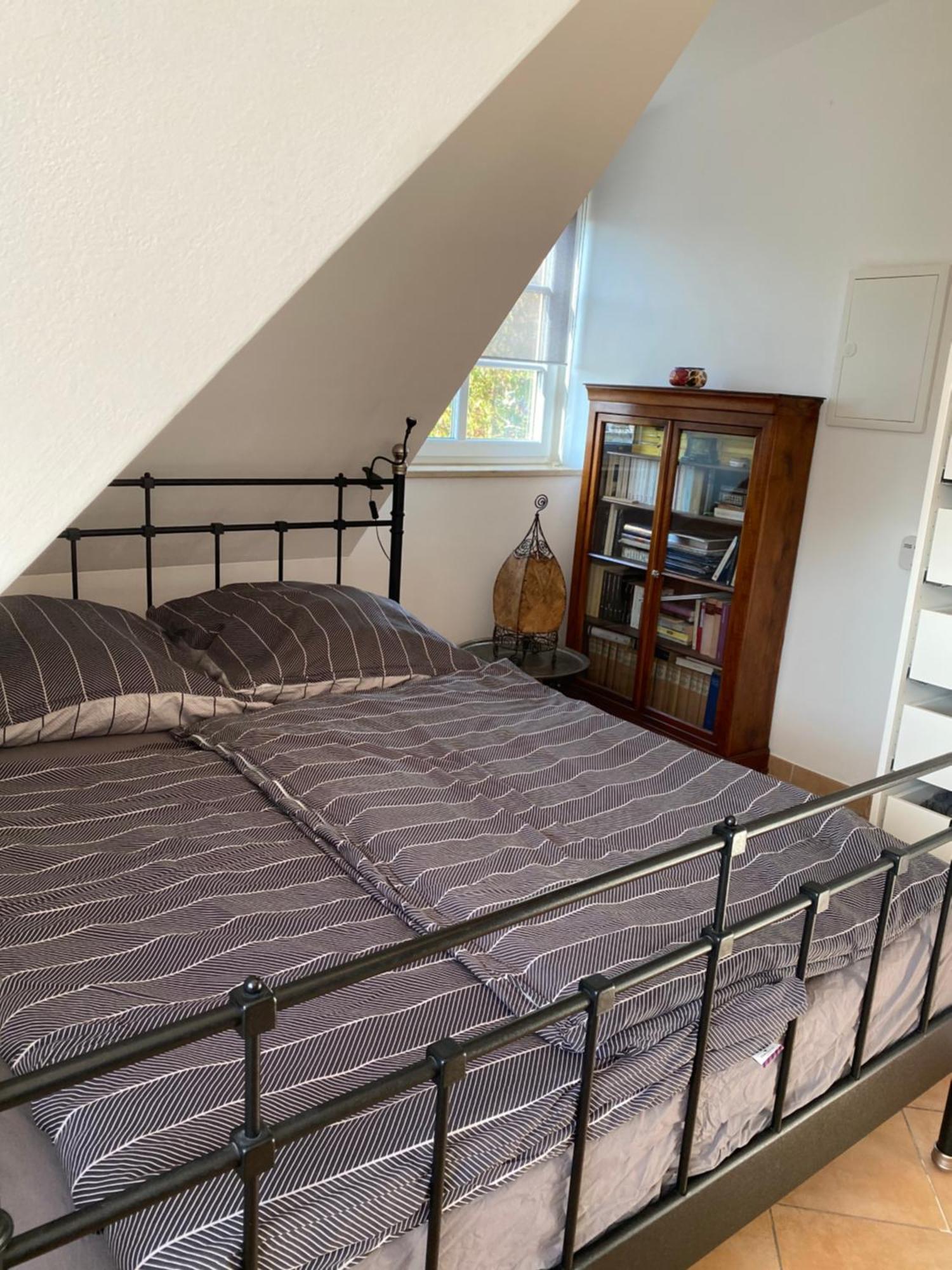 Helle Und Ruhige Dachgeschosswohnung München Kültér fotó