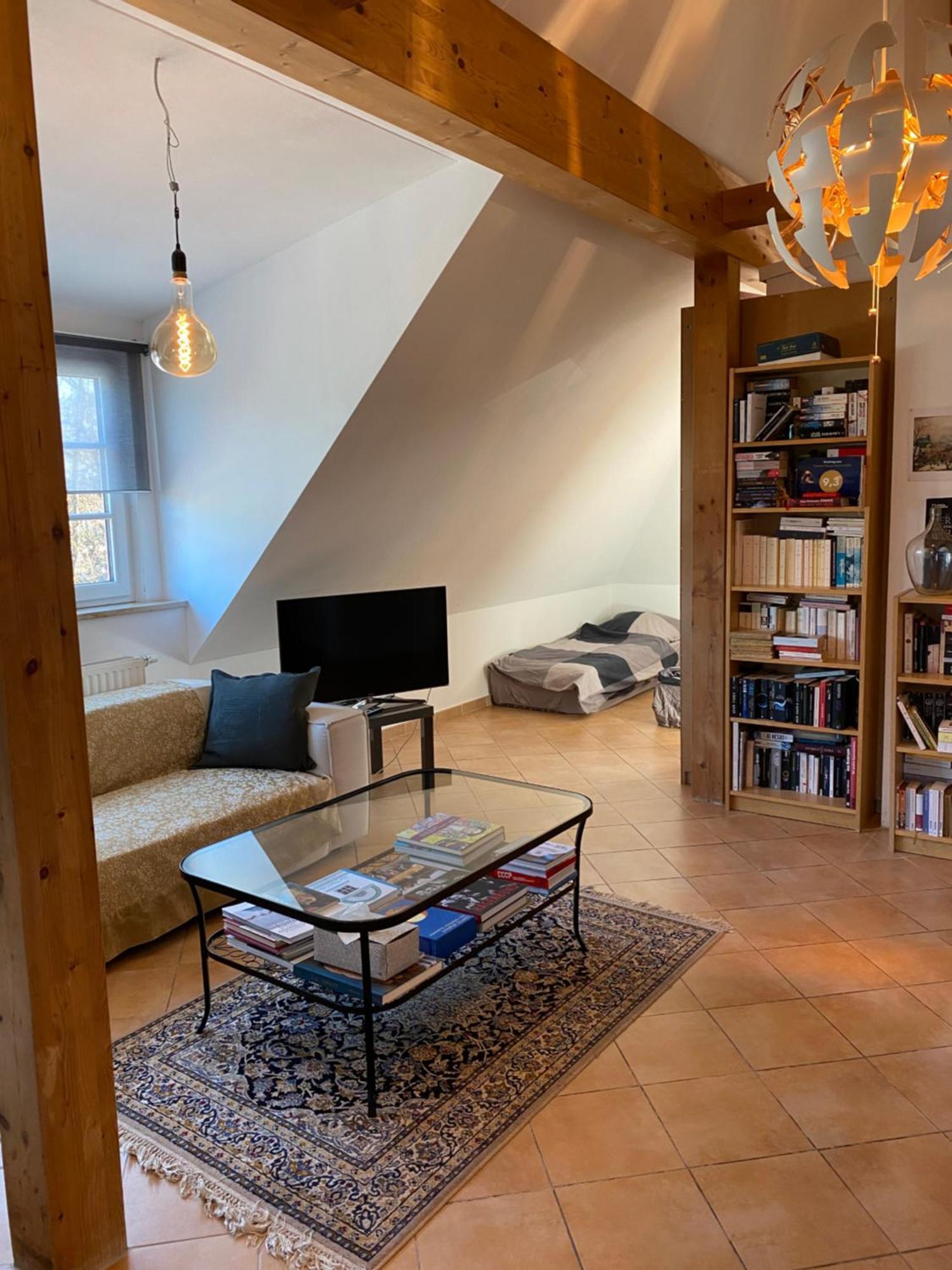 Helle Und Ruhige Dachgeschosswohnung München Kültér fotó
