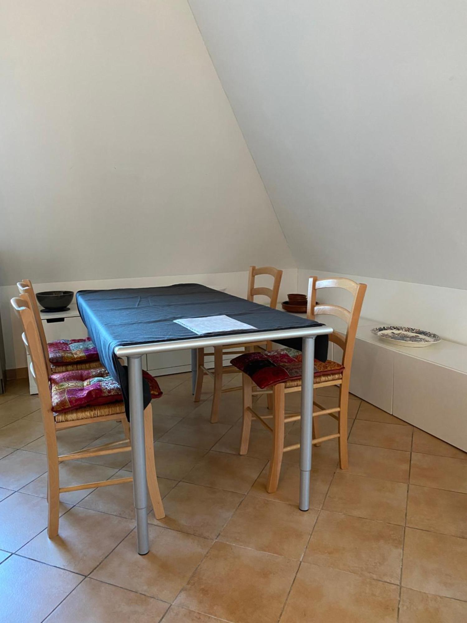 Helle Und Ruhige Dachgeschosswohnung München Kültér fotó