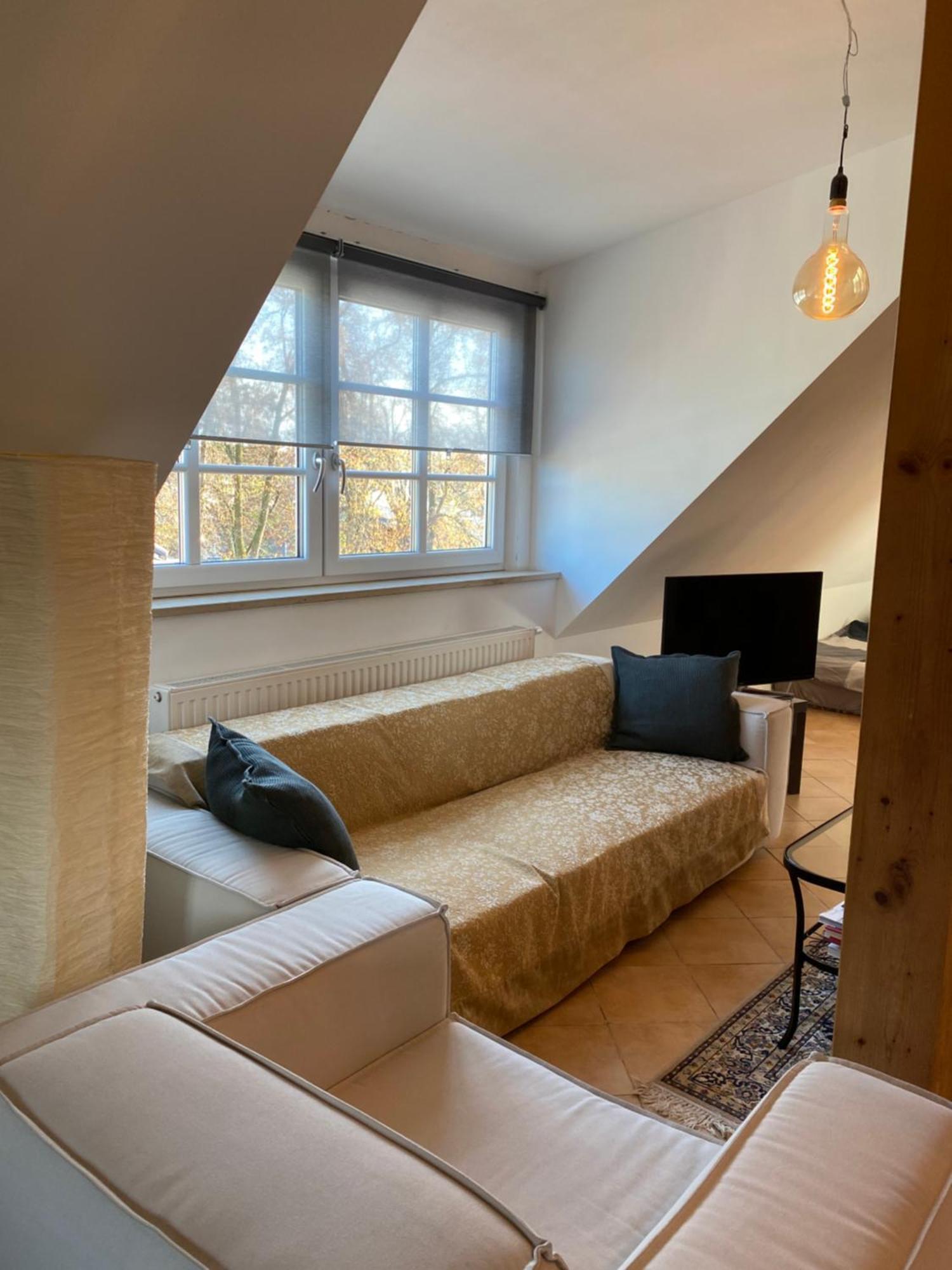 Helle Und Ruhige Dachgeschosswohnung München Kültér fotó
