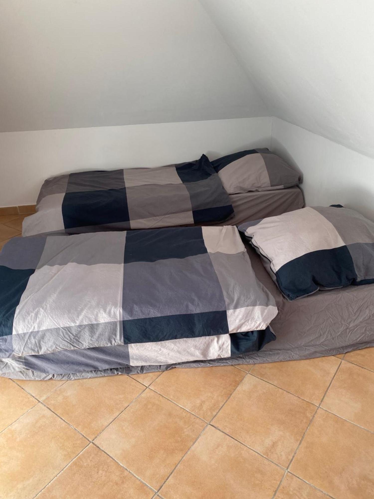 Helle Und Ruhige Dachgeschosswohnung München Kültér fotó