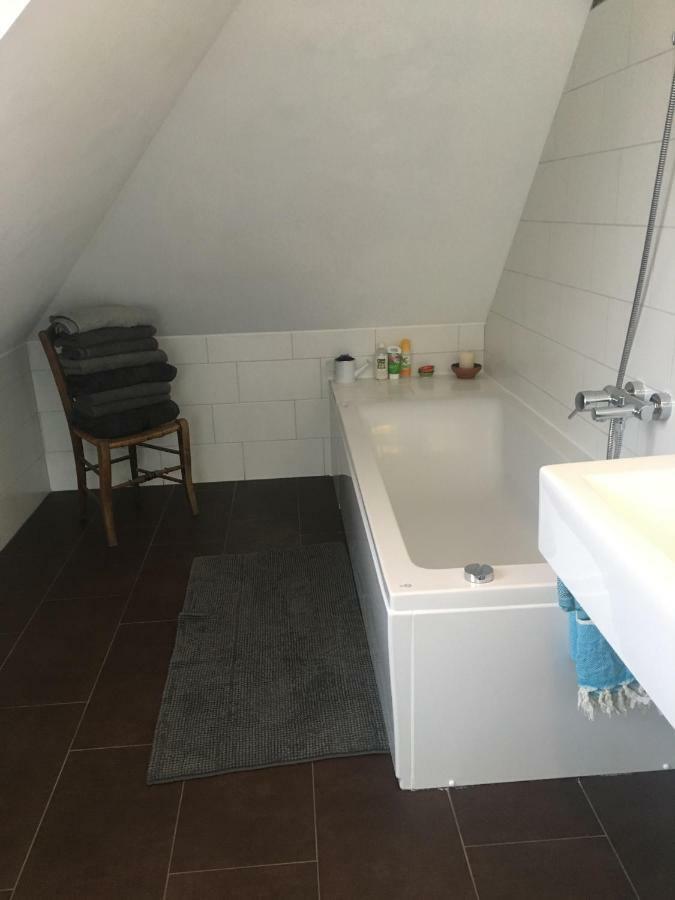 Helle Und Ruhige Dachgeschosswohnung München Kültér fotó