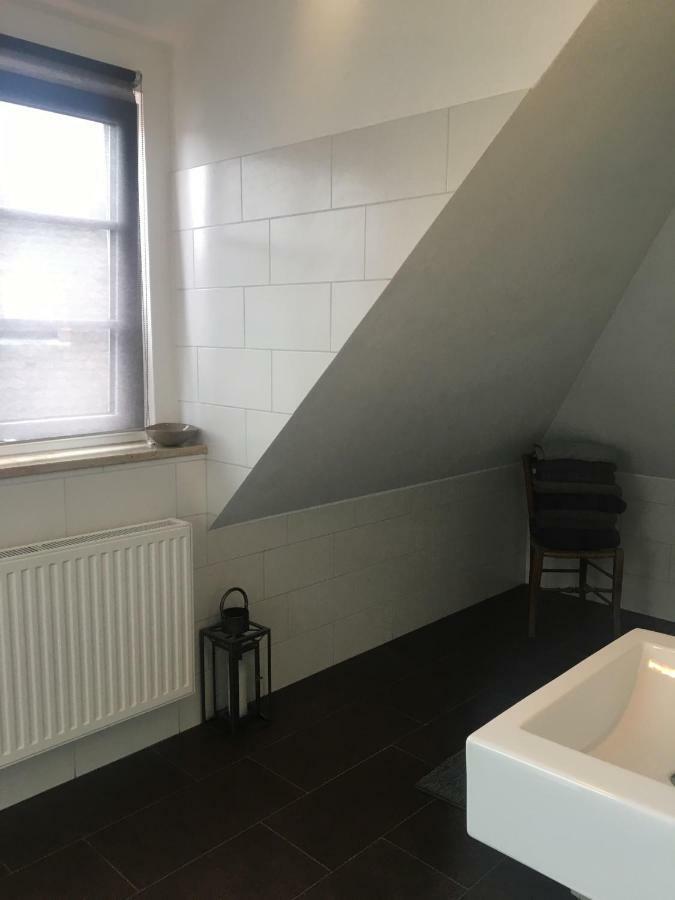 Helle Und Ruhige Dachgeschosswohnung München Kültér fotó