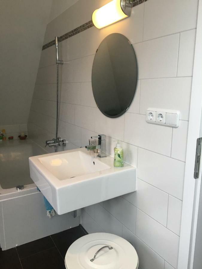 Helle Und Ruhige Dachgeschosswohnung München Kültér fotó