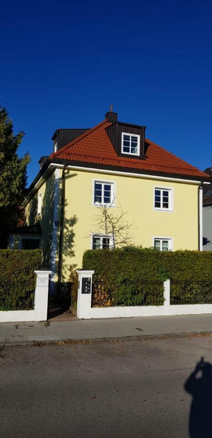 Helle Und Ruhige Dachgeschosswohnung München Kültér fotó
